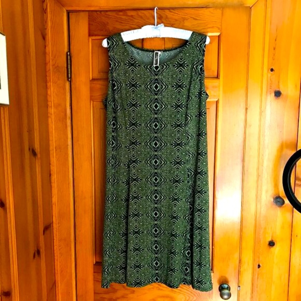 JULIAN TAYLOR sleeveless, scoop neck dress in size 14W. Green and black print.